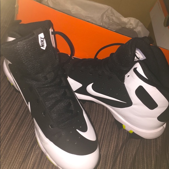 Nike Athletic Cleats: Unisex 6Y - Picture 4 of 6